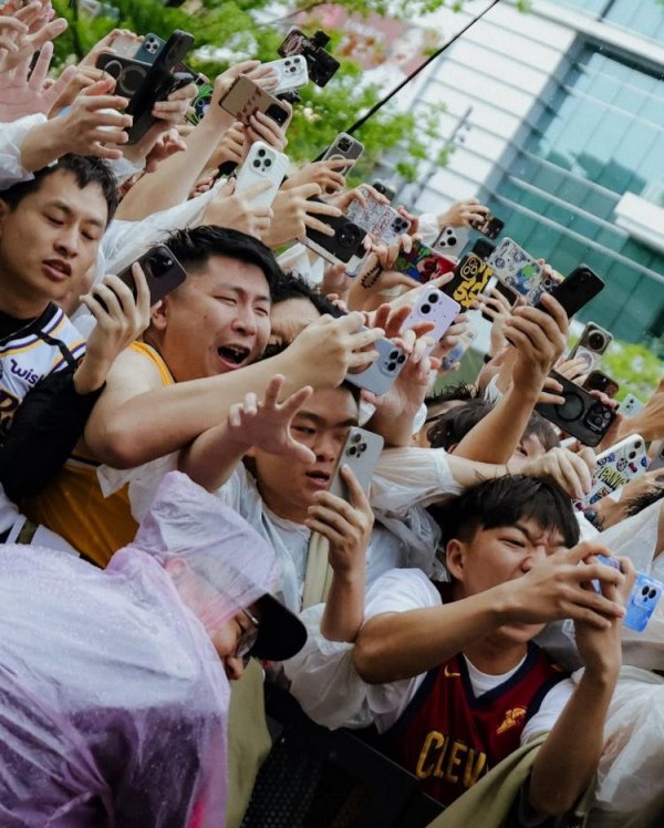 鼎牛网 美媒晒照回顾詹姆斯中国行：中国球迷们因詹姆斯而疯狂！